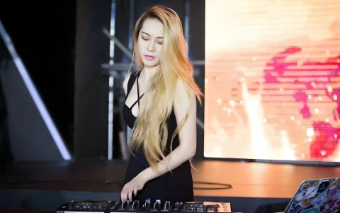 春节开车回家听什么歌？春节过年回家高速必备提神醒脑嗨曲下载