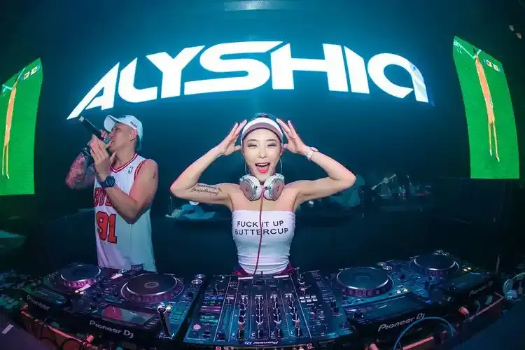 2025年抖音最火的100首歌曲合集精选好听的热门音乐合集下载