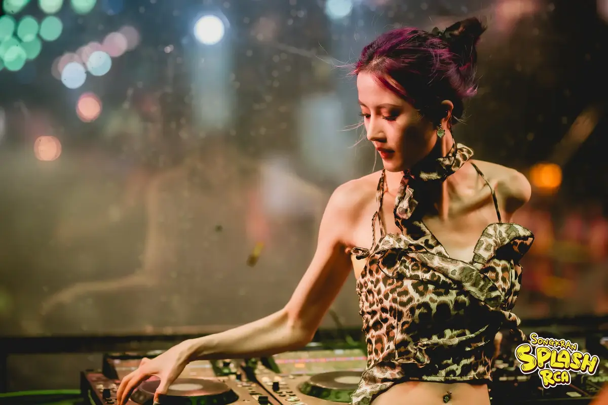 何鹏DJ车载U盘音乐下载-超重低音炮网络流行歌曲资源无损音质WAV/MP3
