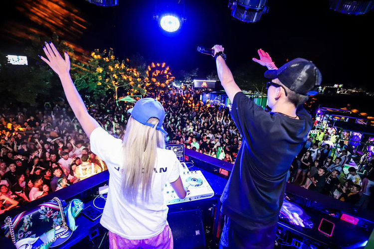 夜店蹦迪专用dj歌曲无损，夜店dj歌曲爆火经典劲爆舞曲，越听越上头！